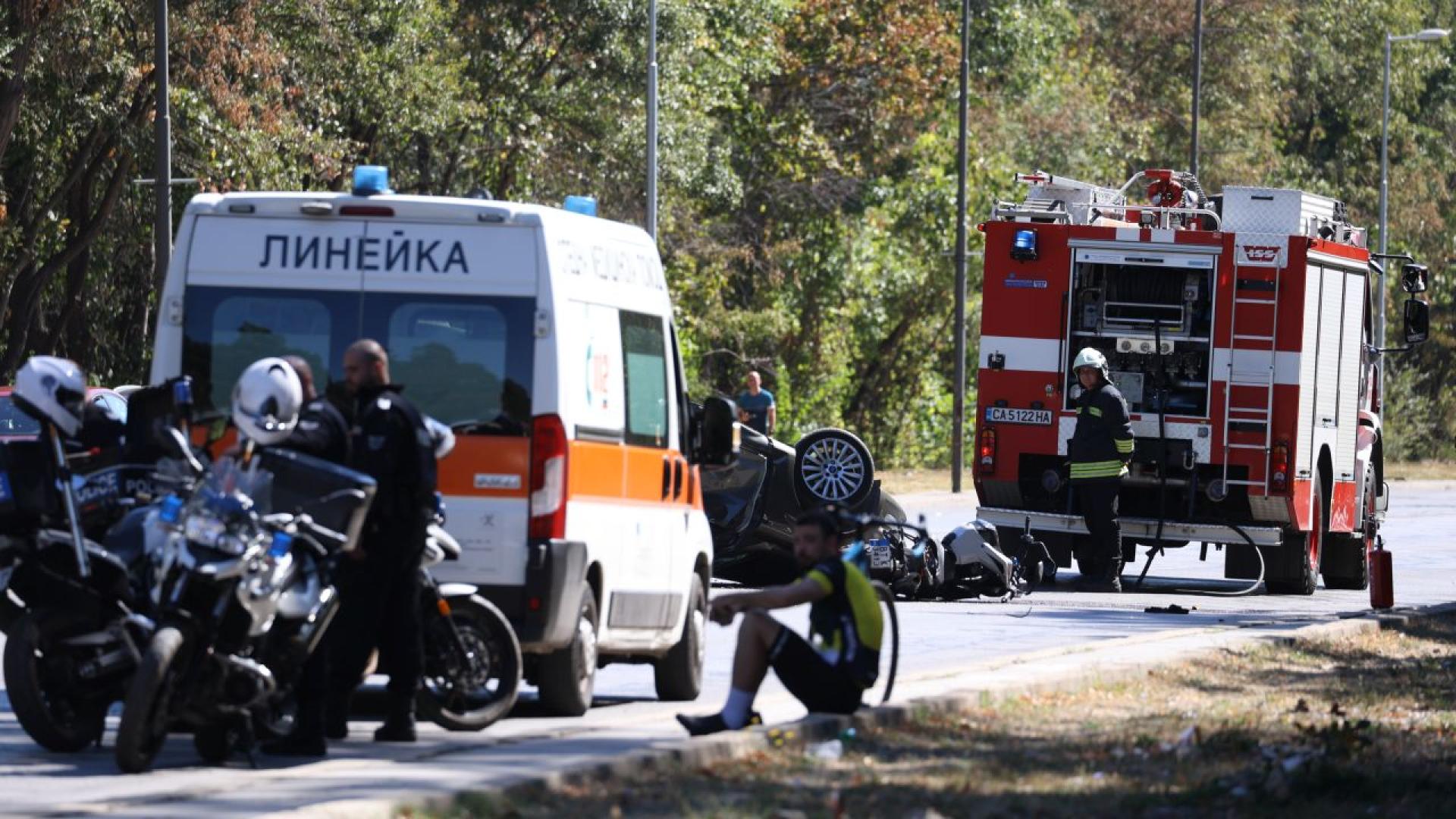 Место на сообраќајна незгода — амбулантно, противпожарно и полициско возило